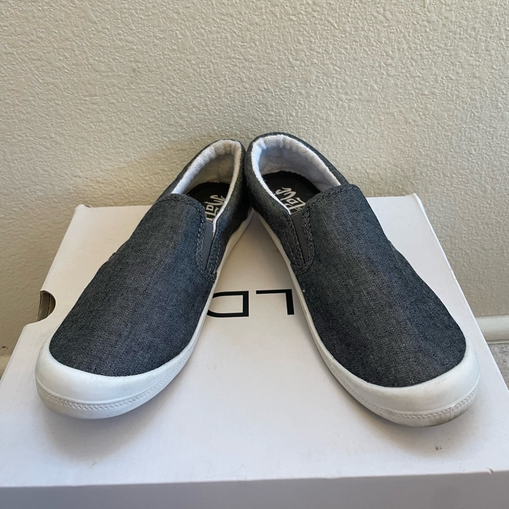 Slip on tennis shoes